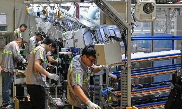 Служители работят по производството на климатици за автомобили във фабрика в Янтай. Източна провинция Шандун Китай 15.05.2019г.(STR/AFP)