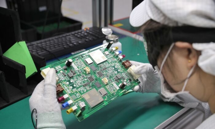 Новият коронавирус удари китайската икономика, фирмите остават затворени