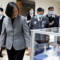 Президентът на Тайван Цай Инуън посещава фабрика за филтърни тъкани, където тъканта се използва за направата на хирургически маски за лице, в Tаоюан, Тайван, 30 март 2020 г. REUTERS / Ann Wang