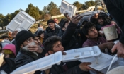 Емигранти очакват да им бъде доставена храна, в близост до град Одрин, Турция. Те чакат, за да могат да прекосят река Марица с лодки и да преминат на територията на Гърция. 02 март 2020 г. (Ozan Kose/ AFP)