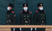 Полицаи със защитни маски охраняват главен път в Пекин, Китай, 31.01.2020 г.(Kevin Frayer)