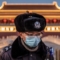 Полицейски служител носи предпазна маска пред портата на "Тиенанмън" в Пекин -23.02.2020г. (NICOLAS ASFOURI/ AFP)