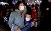 Момче прегръща своя близка, изпращайки я на гарата в Пекин, Китай, 21.02.2020 (Kevin Frayer)