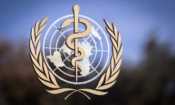 Логото на Световната здравна организация (СЗО) от централата ѝ в Женева (Снимка - FABRICE COFFRINI / AFP от Getty Images)