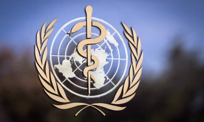 Логото на Световната здравна организация (СЗО) от централата ѝ в Женева (Снимка - FABRICE COFFRINI / AFP от Getty Images)