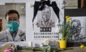 Китайски студенти и техни поддръжници организират възпоменание за д-р Ли Уенлян, който е разкри коронавируса Covid-19, възникнал в Ухан, Китай (Снимка: MARK RALSTON/AFP via Getty Images)