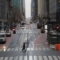 Пътник пресича 42 улица пред Гранд Сентрал Търминал по време на сутрешен час пик в Ню Йорк на 23 март 2020 г. (Maрк Ленихън/AP Photo)