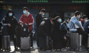 Китайски ученици носят маски, докато чакат да се качат на влак след китайската новогодишна ваканция в Пекин, Китай, на 31 януари 2020 г.