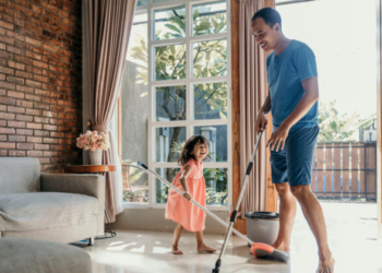 dad daughter cleaning 700x420 1