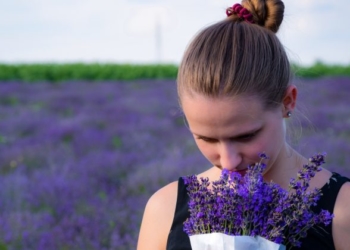 woman smelling lavender plants 700x420 1