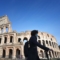 Турист с респираторна маска минава покрай затворения Колизеум в Рим на 10 март 2020 г., след безпрецедентните мерки, които  Италия наложи за борбата с епидемията (Снимка на Alberto PIZZOLI / AFP) (Снимка на ALBERTO PIZZOLI / AFP чрез Getty Images)