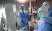 Медицински екип лекува пациент с COVID-19 в болница в Ухан, Китай, 19 март 2020 г.(STR/AFP)