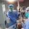 Медицински екип лекува пациент с COVID-19 в болница в Ухан, Китай, 19 март 2020 г.(STR/AFP)