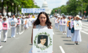 Жена държи снимка на мъж, убит в преследването срещу Фалун Гонг, инициирано от китайския режим, Вашингтон, 17 юли 2014 г. (Larry Dye/ „Епок Таймс“)