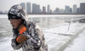 Работник дърпа ледени блокове по замръзналата река Сунхуа в Харбин, Китай, 11 декември 2019 г. (Noel Celis/AFP via Getty Images)