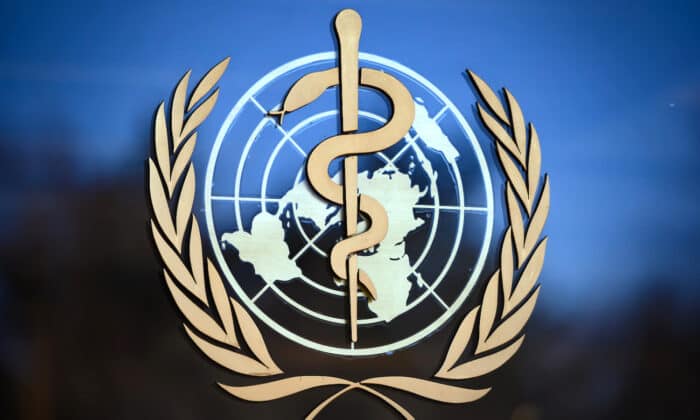 Логото на Световната здравна организация в централата им в Женева (снимка: Фабрис Кофрини / AFP през Getty Images)