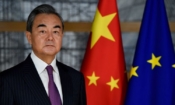 Китайският външен министър Уан Йи в главната квартира на ЕС в Брюксел на 17 декември 2019 г. ЕС се поддаде на натиска от Китай и смекчи тона на доклад, според който Китай се опитва да отхвърли вината за пандемията от коронавирус. Китайски служители са заплашили, че ще спрат износа на медицински средства за Европа, ако докладът бъде публикуван в първоначалния си вид 
(Джон Тис/АФП чрез Getty Image)