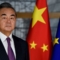 Китайският външен министър Уан Йи в главната квартира на ЕС в Брюксел на 17 декември 2019 г. ЕС се поддаде на натиска от Китай и смекчи тона на доклад, според който Китай се опитва да отхвърли вината за пандемията от коронавирус. Китайски служители са заплашили, че ще спрат износа на медицински средства за Европа, ако докладът бъде публикуван в първоначалния си вид 
(Джон Тис/АФП чрез Getty Image)