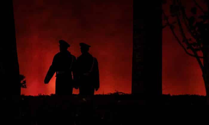 Военни полицаи се разхождат покрай червената стена до вратата на "Тиенанмън" в Пекин на 13 ноември 2019 г. (Ноел Селис/AFP via Getty Images)