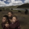 Млади тибетски будистки монаси сред затревените поля на своя номадски лагер в Тибетското плато в окръг Маду, провинция Цинхай, Китай на 24 юли 2015 г.
