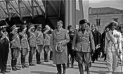 Адолф Хитлер и Бенито Мусолини вървят пред войници в Венеция, Италия през юни 1934 г. (Istituto Nazionale Luce)
