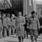Адолф Хитлер и Бенито Мусолини вървят пред войници в Венеция, Италия през юни 1934 г. (Istituto Nazionale Luce)