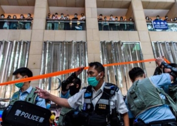 Полицията разпръсва протестиращи в търговски център в Хонконг на 30 юни 2020 г., след като Китай прие радикален закон за националната сигурност на града. (снимка: Антъни Уолъс / AFP чрез Getty Images)