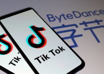 Изображение на логото на TikTok, демонстративно показано през логото на компанията ByteDance. (Dado Ruvic/Illustration/Reuters)