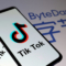 Изображение на логото на TikTok, демонстративно показано през логото на компанията ByteDance. (Dado Ruvic/Illustration/Reuters)
