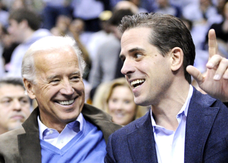 Екипът на Джо Байдън отрича информация за среща на високо ниво в „Бурисма“ 1 Бившият вицепрезидент Джо Байдън (в ляво) със своя син Хънтър Байдън по време на баскетболната игра на университета „Дюк Джорджтаун“ NCAA във Вашингтон на 30 януари 2010 г. (Снимка Ник Уас/AP Photo