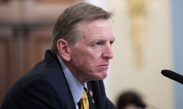 Републиканският конгресмен от Аризона задава въпроси на Грегъри Т. Монахан, изпълняващ длъжността шеф на Националната паркова полиция на САЩ, по време на заседание на Комисията по природни ресурси на Камарата на представителите по повод полицейските действия на площад Лафайет в окръг Колумбия на 28 юли 2020 г.