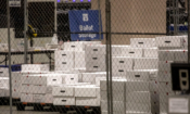 Кутии с преброени бюлетини, заключени в помещението за съхранение на бюлетините в Конгресния център на Филаделфия във Филаделфия, щата Пенсилвания, на 6 ноември 2020 г. (Крис МакГрат / Getty Images)