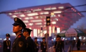 Паравоенни стоят на стража на входа на Световното изложение в близост до Китайския павилион в Шанхай, Китай, 19 април 2010 г. (Feng Li/Getty Images)