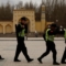 Полицейски патрул пред джамията „Ид Ках“ в стария град Кашгар, в Синдзян, Китай – 22.03.2017г. (Ройтерс/ Томас Питър)