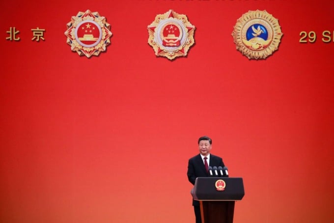 Си Дзинпин изнася реч в Залата на народа в Пекин (снимка: Getty Images)