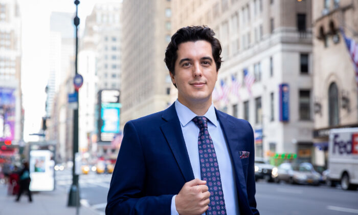 Джошуа Филип, водещ на поредицата „Кръстопътища с Джошуа Филип“ (снимка Самира Боуаоу/Епок таймс)