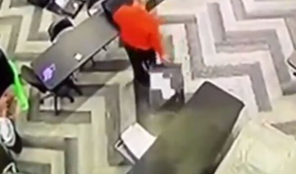 Запис от охранителни камери в Джорджия показва тайна обработка на бюлетини в изборната нощ