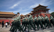 Войници от Народната освободителна армия маршируват пред входа на Забранения град в Пекин, 20.05.2020 г. (Andrea Verdelli/Getty Images)