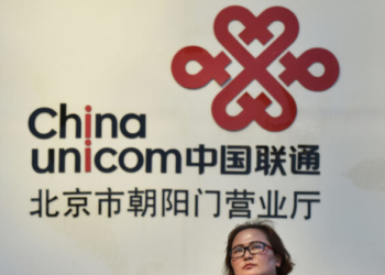 Жена минава покрай знака на  China Unicom в Пекин на 17 август 2017 г. (снимка: Грег Бейкър/AFP през Getty Images)
Логото на China Unicom в Пекин, 17.08.2017г. (Greg Baker/AFP via Getty Images)