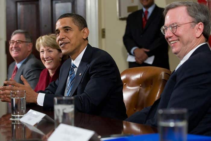 Админисрацията на Обама бе приятелски настроена към големите корпорации (вдясно на снимката е Ерик Шмид от Google). Очаква се подобна политика да води и администрацията на Байдън (снимка: Сол Лойб / AFP)