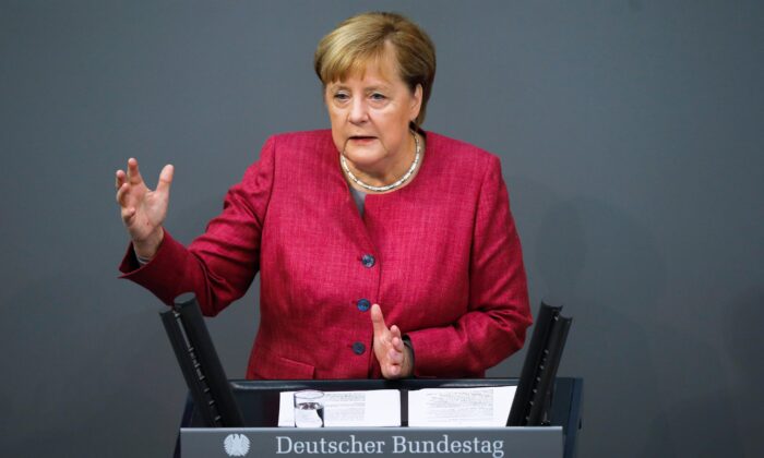 Германският канцлен Ангела Меркел произнася реч в Бундестага в Берлин на 30 септември 2020 г. (Mаркус Шрайбър/AP Photo)
