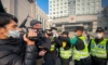 Полицията опитва да спре журналисти да снимат на 28 декември 2020 г. пред съда в Шанхай, където тече процесът срещу Джан Джан - журналистката, задържана през май в Ухан заради критичните си репортажи за пандемията (снимка: Лео Рамирес / AFP чрез Getty Images)