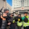Полицията опитва да спре журналисти да снимат на 28 декември 2020 г. пред съда в Шанхай, където тече процесът срещу Джан Джан - журналистката, задържана през май в Ухан заради критичните си репортажи за пандемията (снимка: Лео Рамирес / AFP чрез Getty Images)
