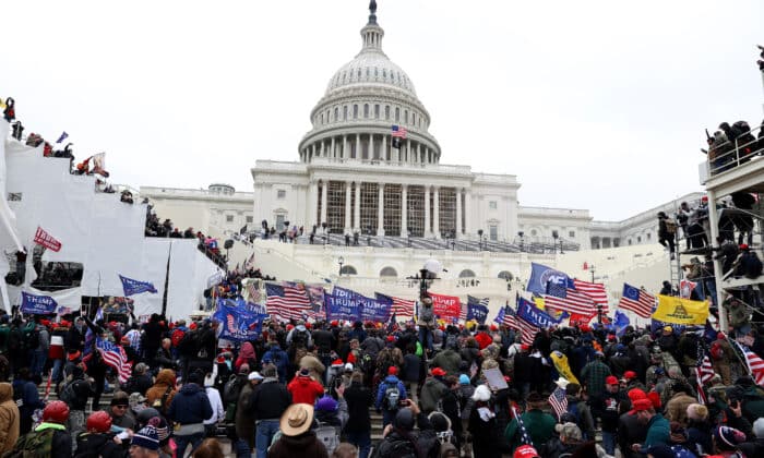 Протестиращи се събират пред сградата на Капитолия на 6 януари 2021 г. във Вашингтон, DC. Поддръжници на Тръмп влязоха в Капитолия по време на общата сесеия на Сената и Конгреса за ратифициране на избрания за президент Джо Байдън, който получи 306 електорални гласа срещу 232 за президента Тръмп (снимка: Тасос Катоподис/Getty Images)