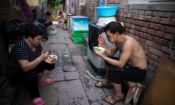 Жители вечерят по улиците на имигрантско селище в предградията на Пекин на 17 август 2017 г. (Никълъс Асфоури/AFP/Getty Images)