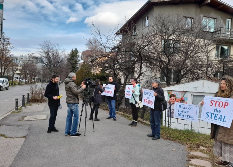 Граждани заявиха подкрепа за честността на президентските избори в САЩ пред американското посолство в София 1 Граждани заявиха подкрепа за честността на президентските избори в САЩ пред американското посолство в София