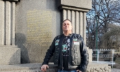 Никола Масларски пред паметника на опълченците в София, на ъгъла на едноименната улица с ул. "Пиротска" (снимка: Лилия Костова)