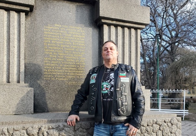 Никола Масларски пред паметника на опълченците в София, на ъгъла на едноименната улица с ул. "Пиротска" (снимка: Лилия Костова)