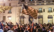 Вашингтон, 12 декември, хиляди протестиращи, които отказват да приемат, че новоизбраният президент Джо Байдън е спечелил изборите, се събират преди гласуването на избирателната колегия