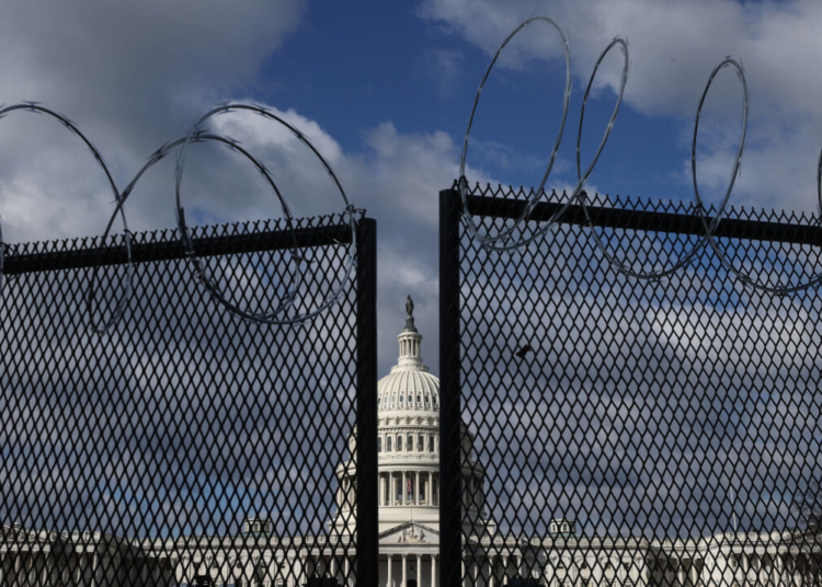 Висока 2,5 метра стоманена ограда, завършваща със спирала от бодлива тел огражда сградата на Капитолия в столицата Вашингтон на 29 януари 202 г. (Чип Сомодевила/Getty Images)